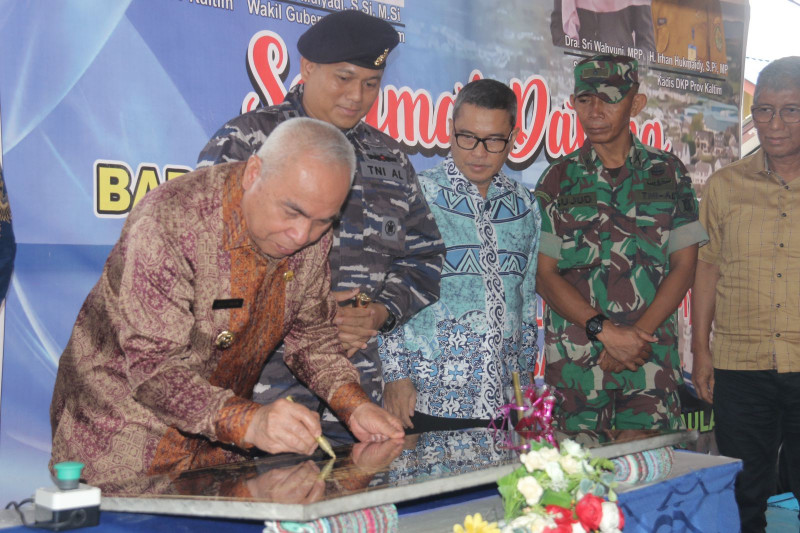 GUBERNUR ISRAN RESMIKAN GEDUNG TPI DAN DERMAGA PPI MANGGAR BARU