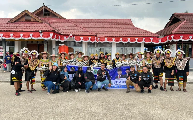 Diskominfo Staper Kutim Tampil Kompak dan Memukau Kenakan Pakaian Adat Dayak di Kirab Budaya