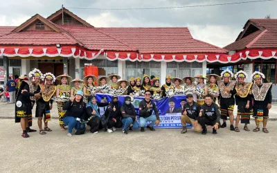 Diskominfo Staper Kutim Tampil Kompak dan Memukau Kenakan Pakaian Adat Dayak di Kirab Budaya