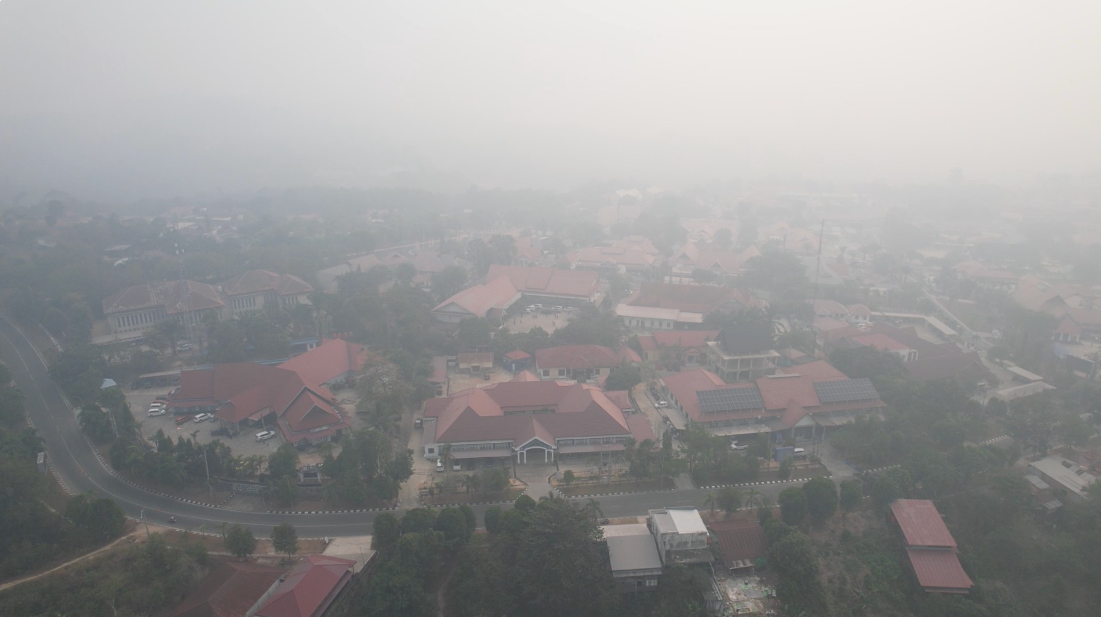 Foto udara terlihat kondisi asap menyelimuti di hampir seluruh wilayah di Kota Sangatta